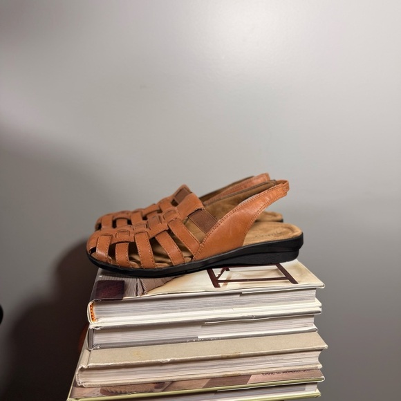 Array Women’s Size 8.5 Tan Woven Leather Sandals - Picture 2 of 13